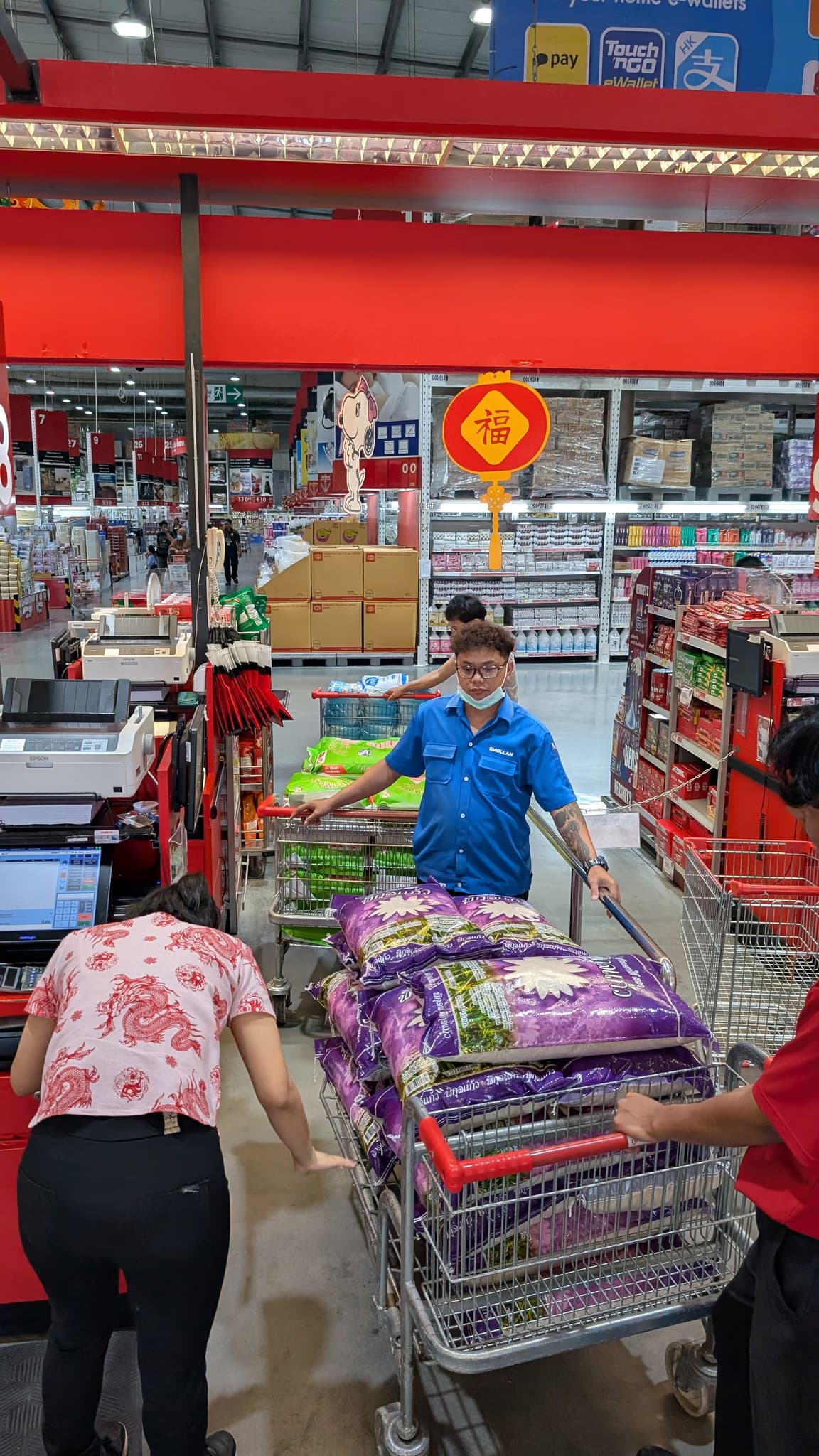 Checkout with rice bags