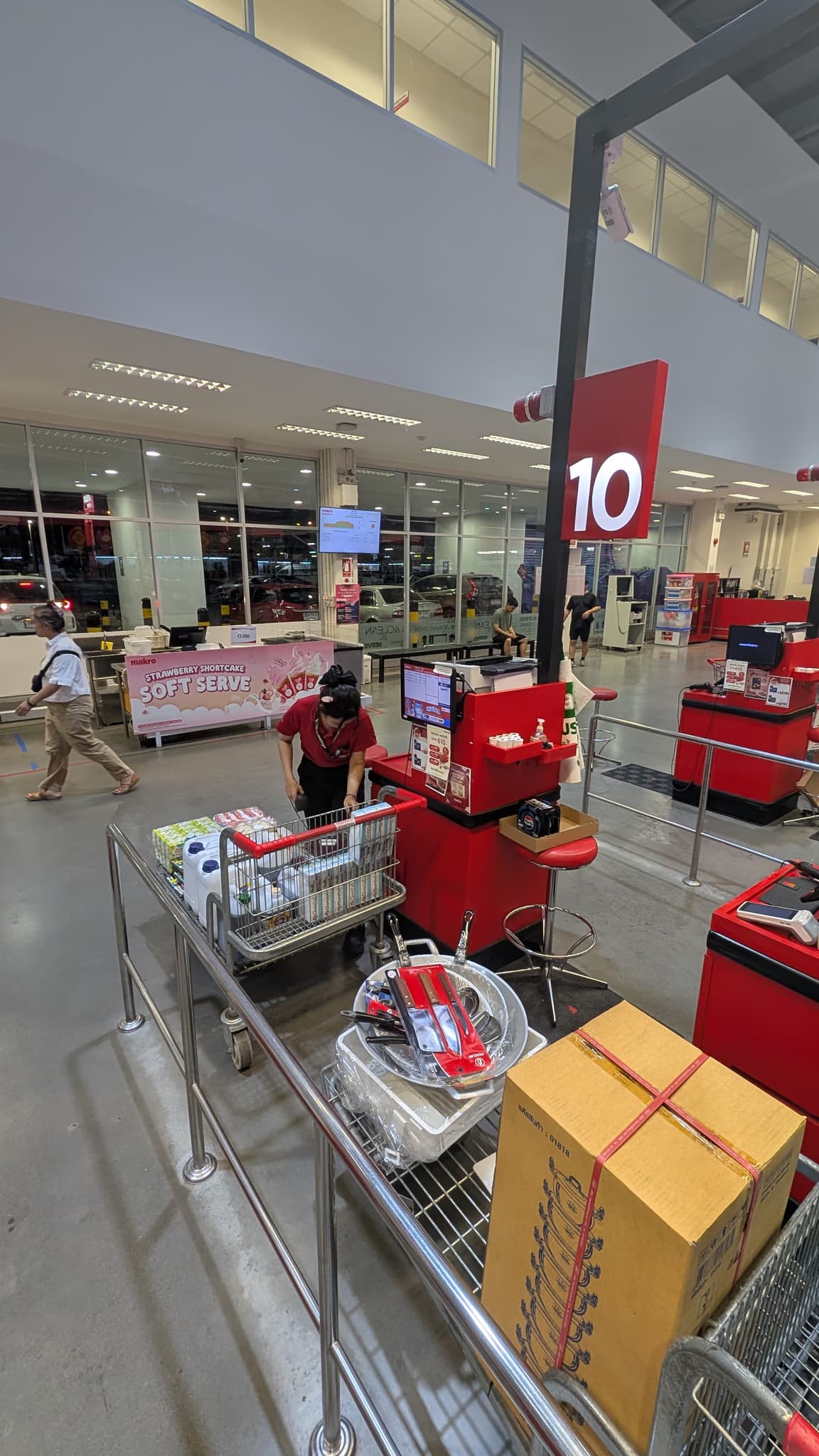 Checkout lane 10 at Makro