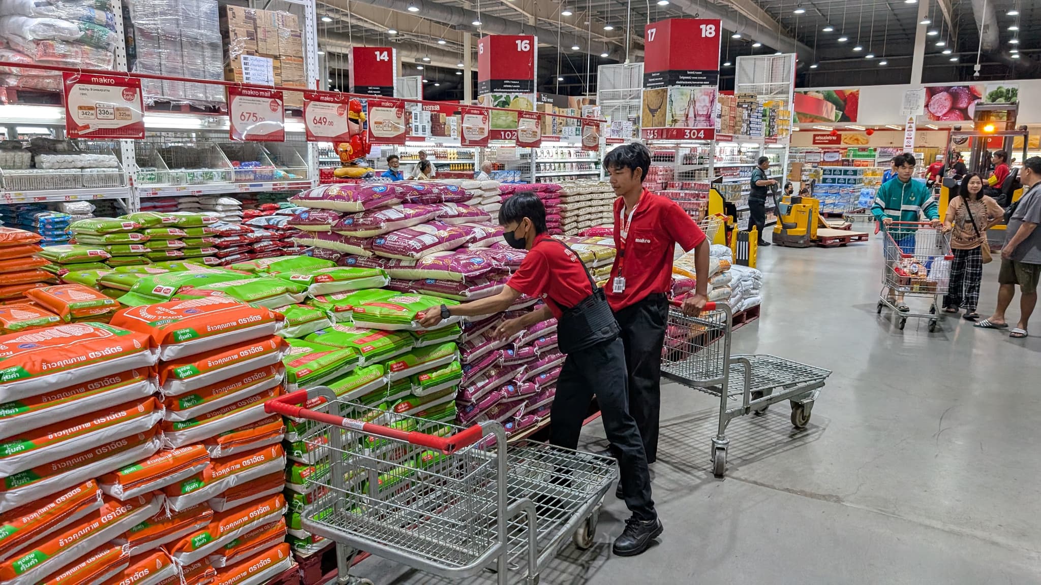 Makro staff loading rice