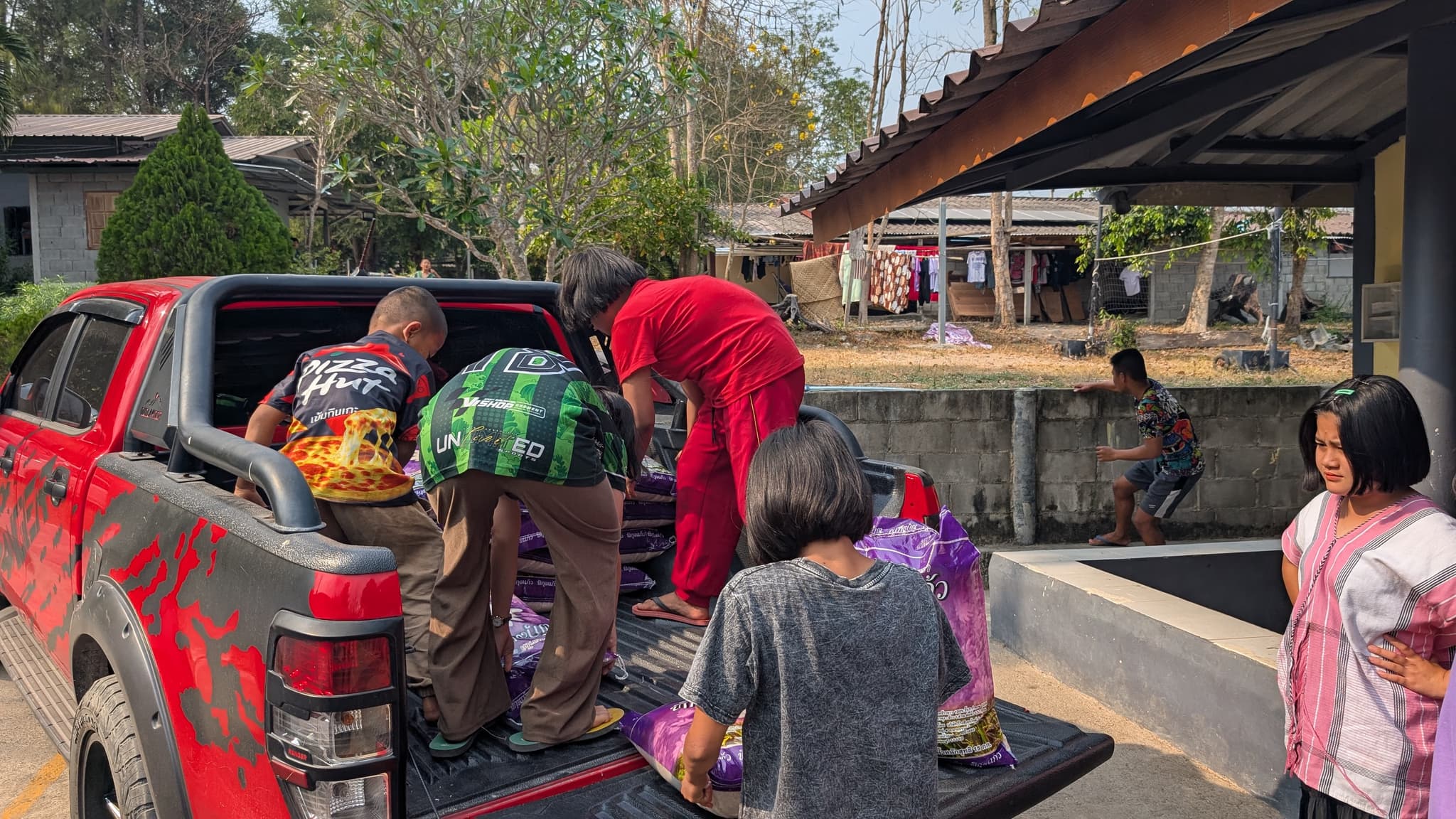 Wide unloading scene